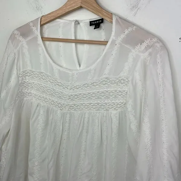 Torrid White Eyelet & Lace Embroidered Hi-Lo Blouse size 1X - Image 4