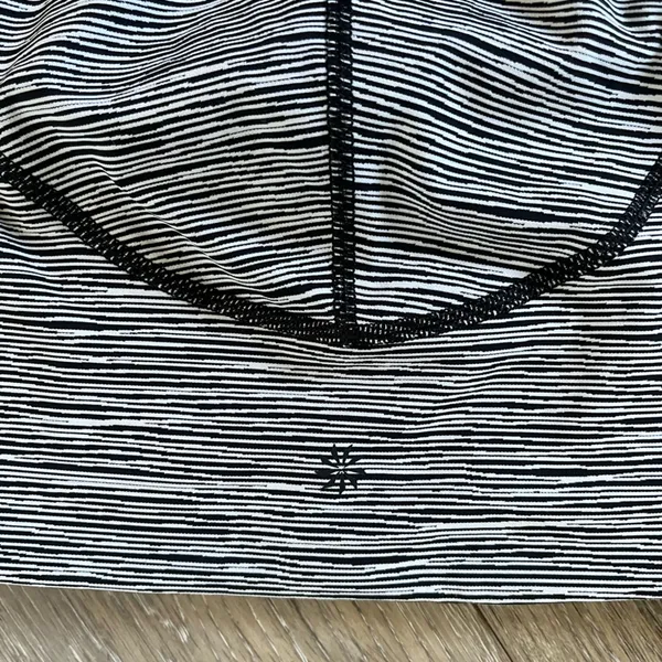 Athleta Ultimate Linear Lines Capri Leggings Size Small - Image 8