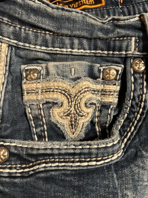 Womens 32" Rock Revival Feeny Straight Distressed Cutoff Denim Capris - Image 5