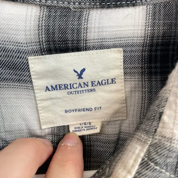 EUC American Eagle women’s black white‎ plaid relaxed boyfriend fit button shirt - Image 4
