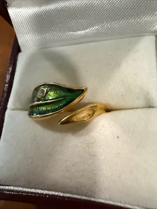 Avon Adjustable Green Enamel Leaf Ring with Gold-Tone Band - Image 5