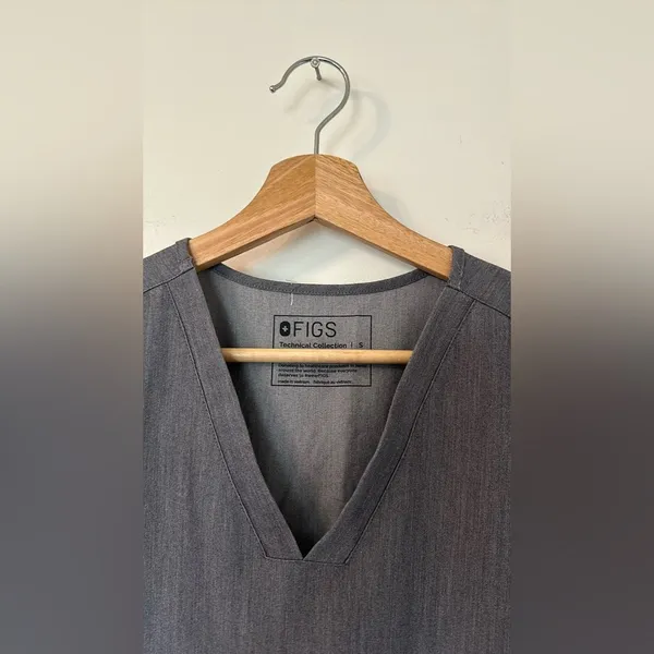 FIGS Casma Three-Pocket Scrub Top in Graphite Gray - Image 8
