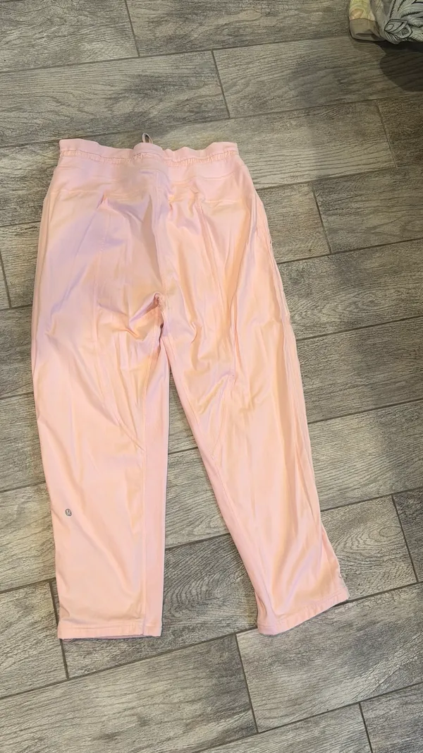 Lululemon dance studio cropped in strawberry milkshake  - Image 3