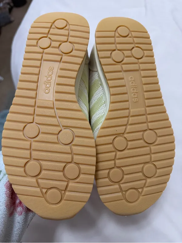 adidas Run 70s 2.0 Sneakers in Beige and Gold - Image 5
