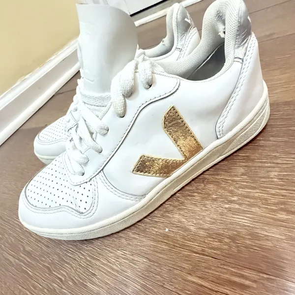 Veja Women's Shoes Size US 6 - Image 2