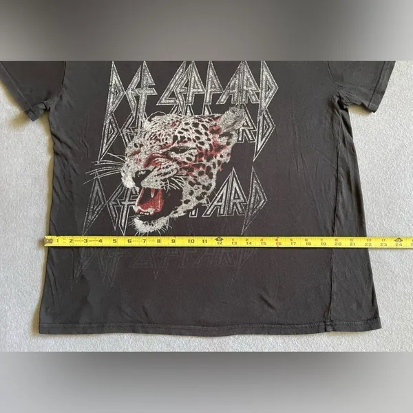 Def Leppard Rock Band Retro Tee Women’s Size Large Graphic Print - Image 2