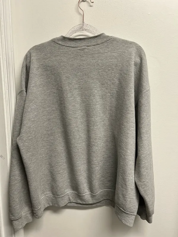 Gildan Gray Sweatshirt with Vintage Santa Graphic - Image 3