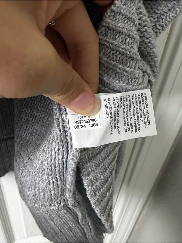 American Eagle Light Gray Oversized Knit Heavyweight Sweater V-Neck Size Small - Image 6