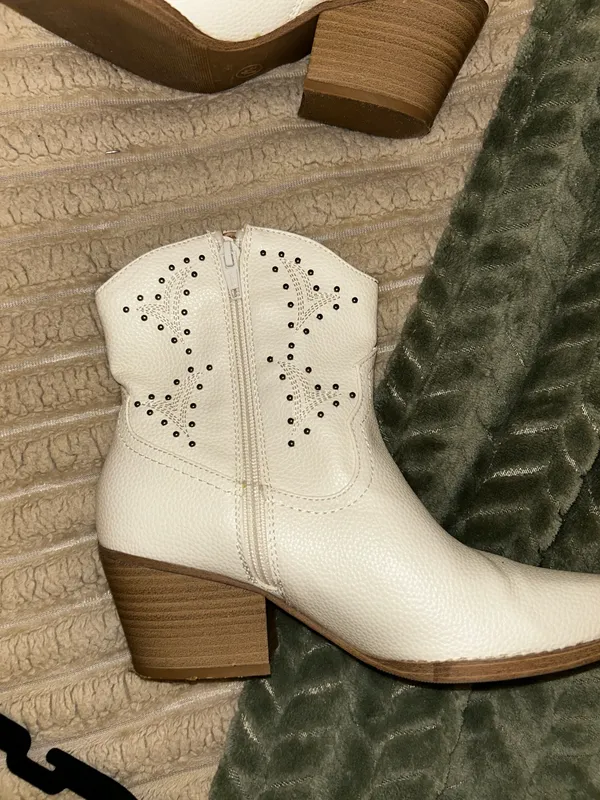 White Cowgirl Amazon Boots - Image 2