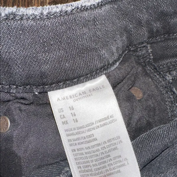 American Eagle Outfitters highest rise 90’s boyfriend Jean Shorts size 16 - Image 7