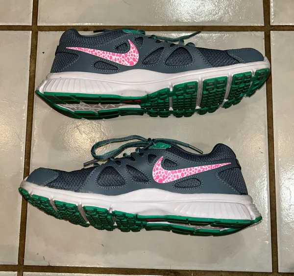 Nike Mint & Pink Athletic Shoes - Image 2