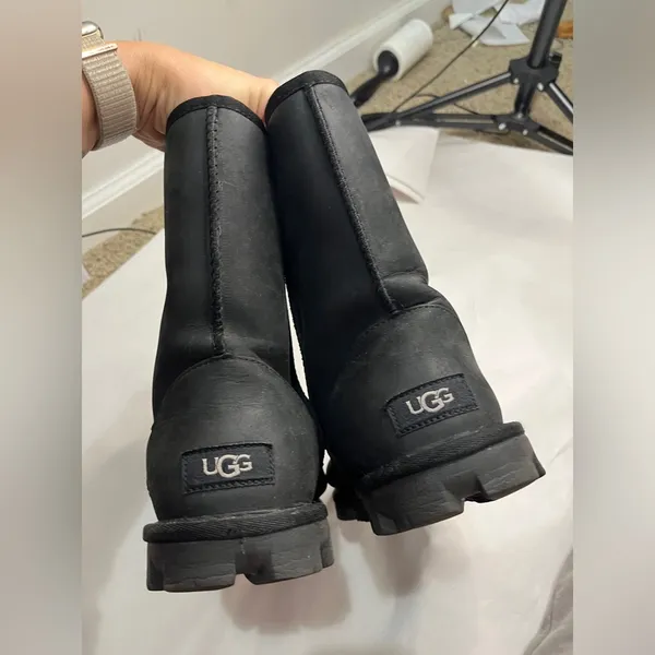 UGG Essential Short Leather Boot Sz 10 Black Water Resistant - Image 4