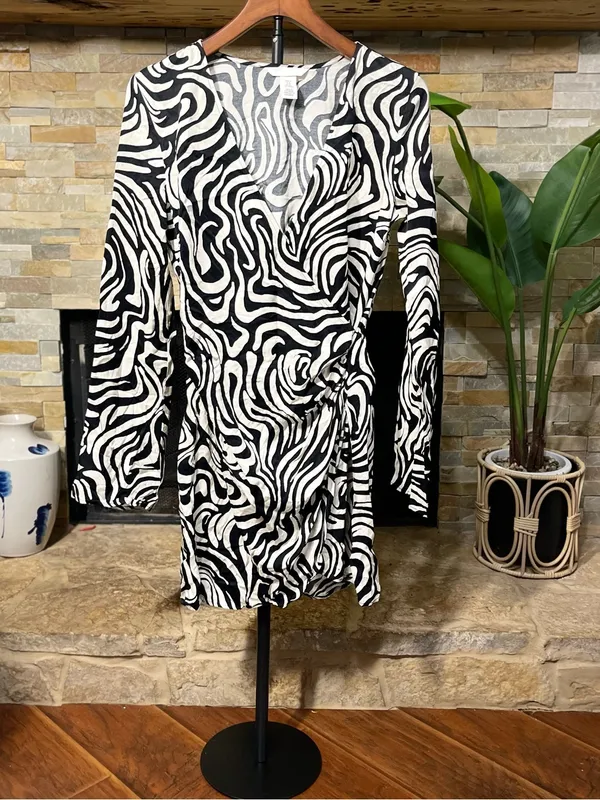 Y2K Black‎ and White Swirl Blouse - Image 3