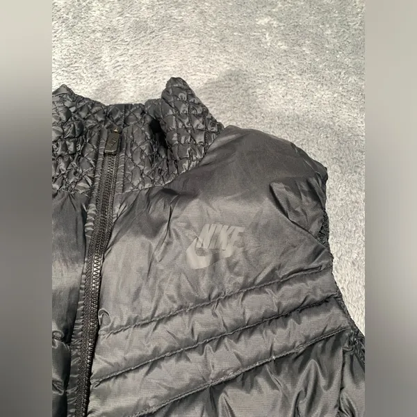 Nike Cascade quilted puffer vest black down medium - Image 2