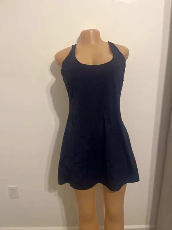 Chic sleeveless dress in a classic black color. Perfect for any occasion. - Image 3