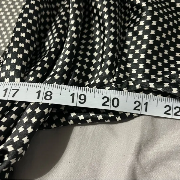 Victoria’s Secret Black & White Pattern Satin-like Robe Size Small - Image 9