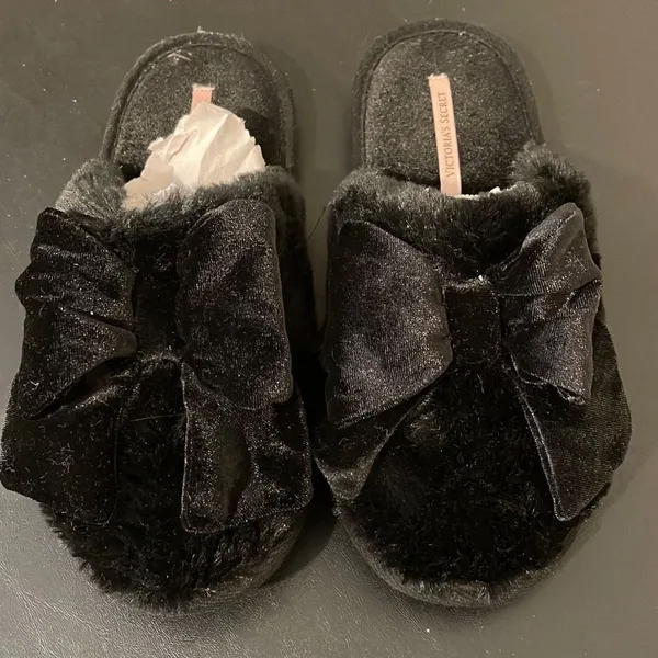 Victoria’s Secret Fuzzy Slip on Slippers.‎ Size Medium. Black W/bow - Image 4