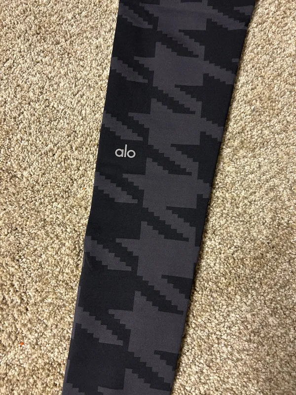 ALO Yoga High Waist Airbrush Houndstooth Legging Size Small RETAIL was $98 - Image 3
