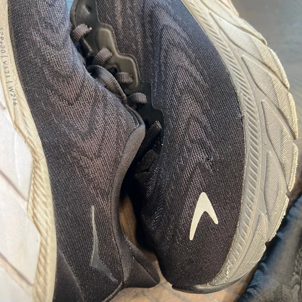 Hoka arahi 6 black and white shoes *no insoles* size 7B women - Image 12