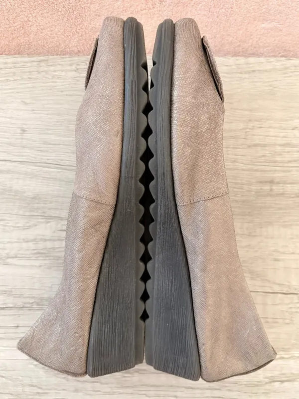 The Flexx Bon Bon Metallic Warm Gray Medallion Toe 1.5" Wedge Ballet Pump 7.5 - Image 5