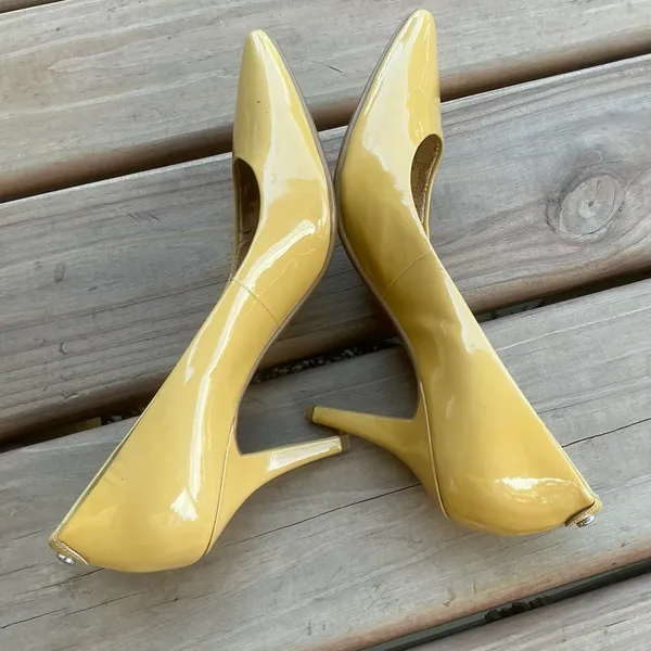 Michael Kors patent leather pumps💛💛💛 - Image 5