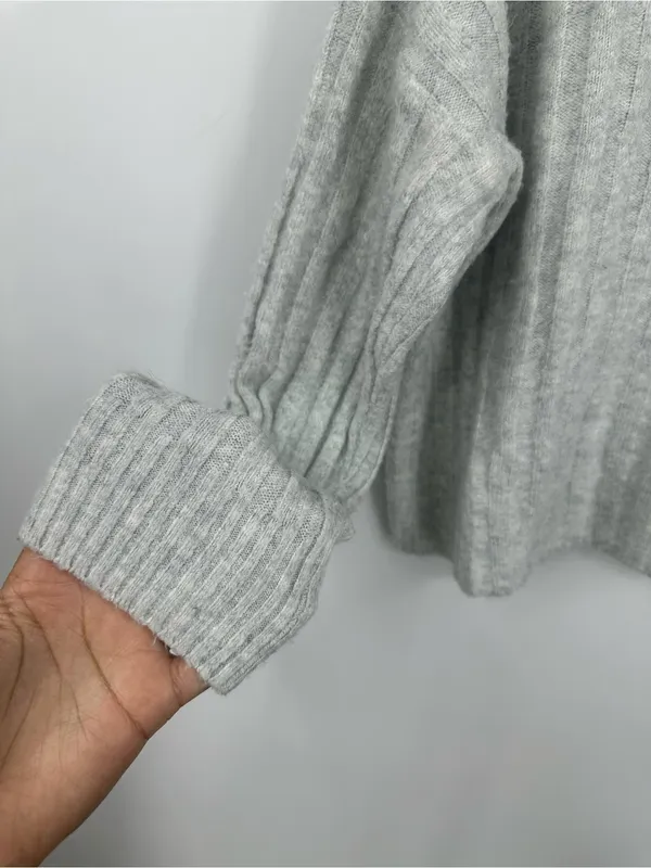American Eagle Gray Cropped Lightweight Sweater Size Small - Image 4