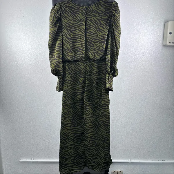 Moon River Green Long Sleeve Gown with‎ V-neck - Image 7