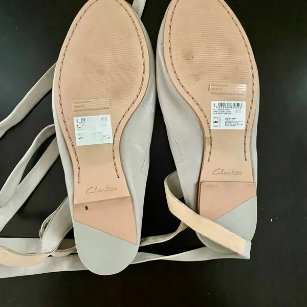Clarks Flat shoe made for maximum comfort. Size:US:10M. UK: 7.5D - Image 2