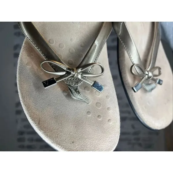 Vionic | women flip flop sandals with bows - Image 5