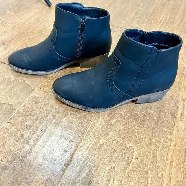 Maurices Women’s Abigail Stitched Ankle Bootie Zip Up Black Size 10 EUC Girly - Image 2