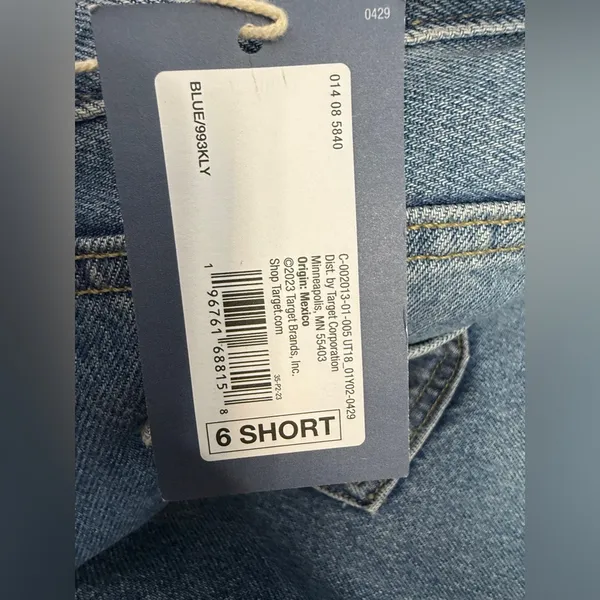 Universal Threads Relaxed Fit Blue Jeans - Image 9