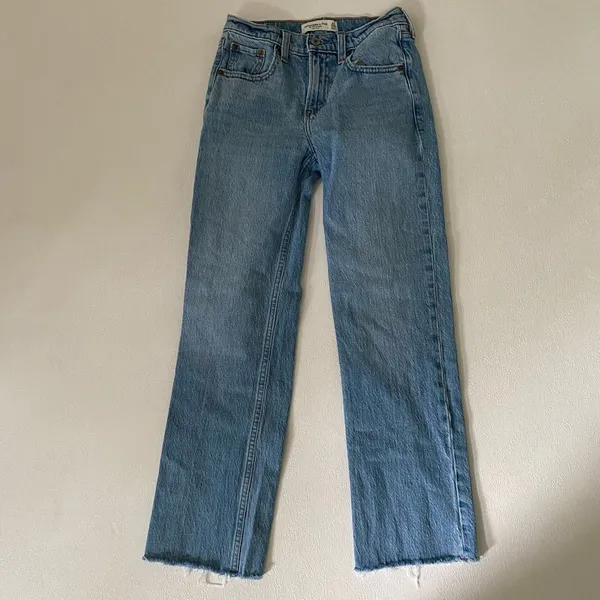 Abercrombie & Fitch 90s Straight Jeans 23/000 Mid Rise Raw Hem Light Wash - Image 2