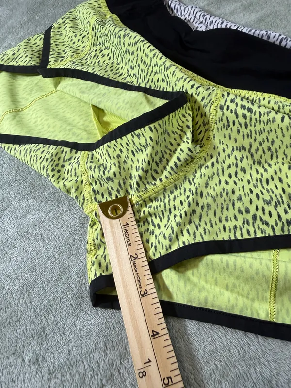 Lululemon Shorts 2.5" Hotty Hot Lined Yellow/Spots Sz 6 - Image 2