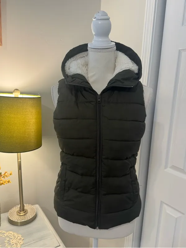 Dark Olive Green Hollister Puffer Vest | Sherpa lined | Size Medium - Image 3