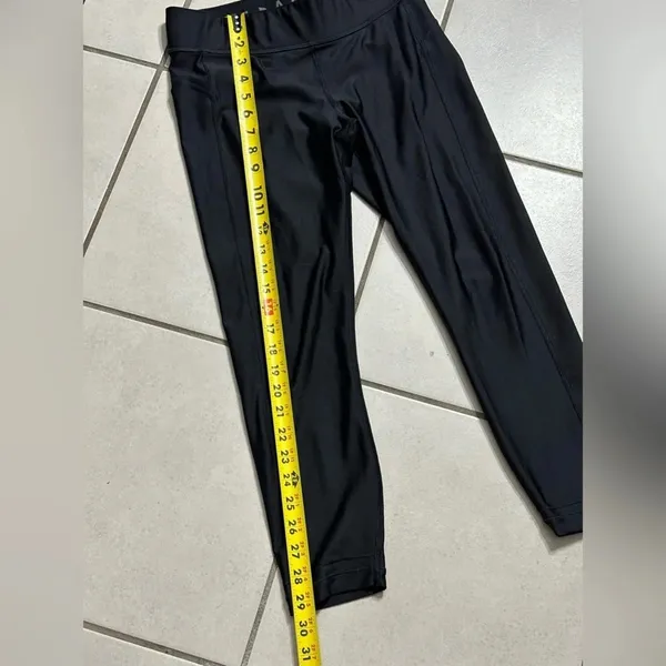 Under Armour Women Black Compression Capri‎ Leggings Heatgear Athletic Size M - Image 4