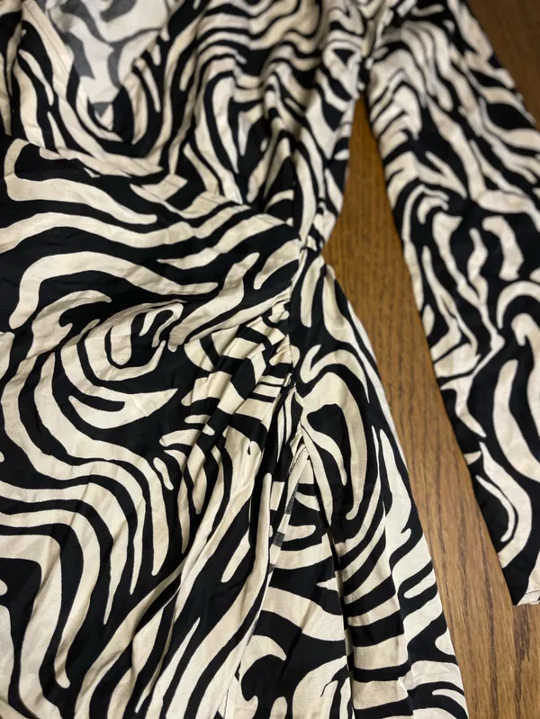 Y2K Black‎ and White Swirl Blouse - Image 5