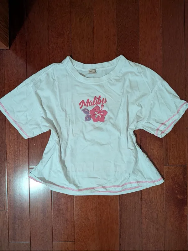 Messy Bun Just Chillin Malibu Graphic Cropped Tee Large - Image 2