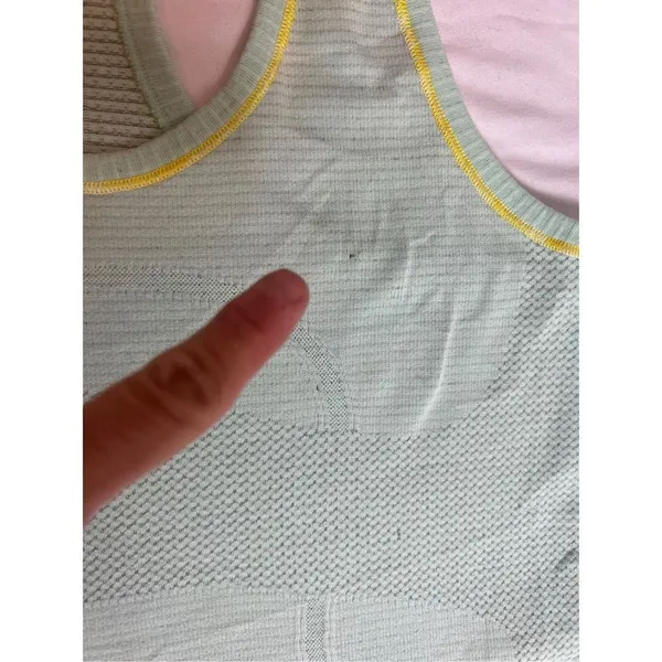 Lululemon swifty mint green size 6 - note pics (small stain) - Image 10