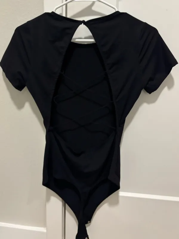 Le Lis Black Short-Sleeve Open Back Bodysuit - Image 2