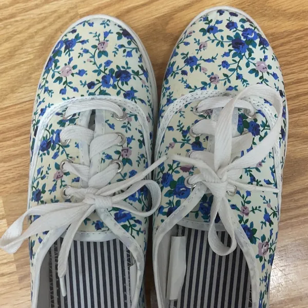 🦋4/$25 Floral Shoes Size 8 Medium - Image 10