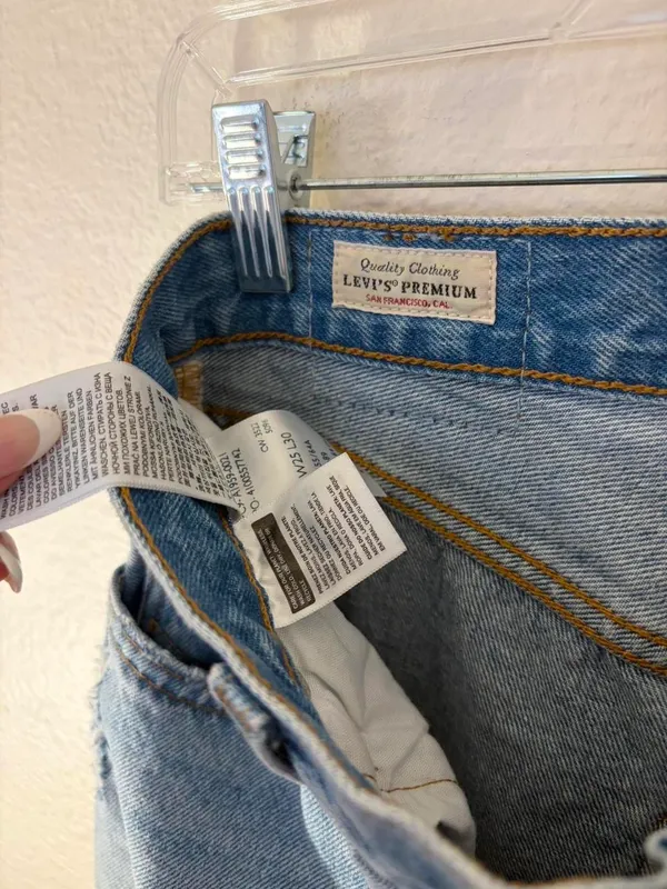 Levi’s Women’s 501 ‘90s Denim Jeans 25” Light Wash  - Image 4