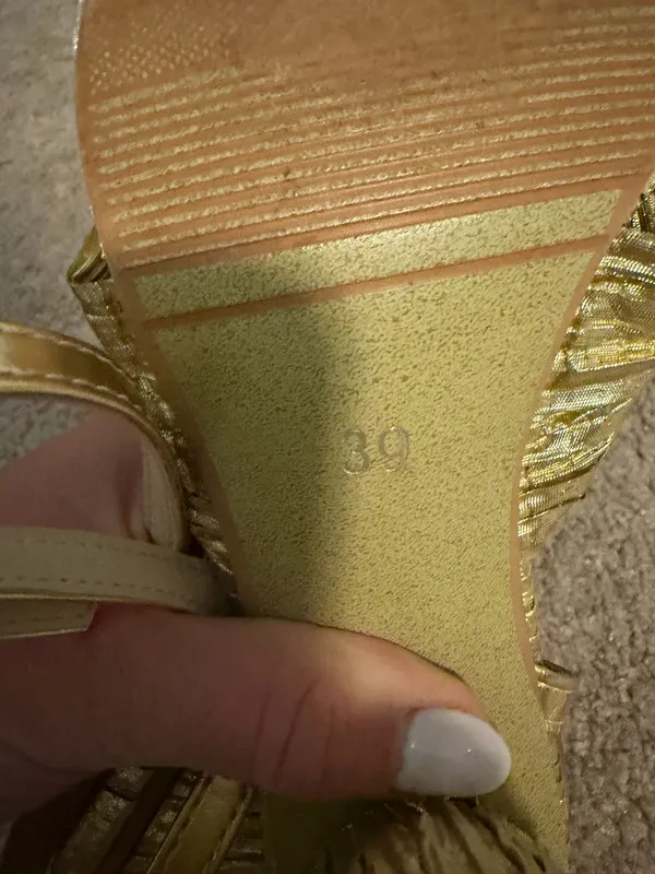 Gold bow heels Size 39 - Image 5
