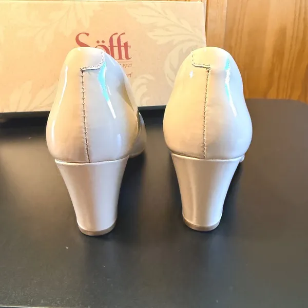 Sofft Lana Latte Patent Leather Pumps Womens 8M Cream Block Heel Dress Shoes - Image 6