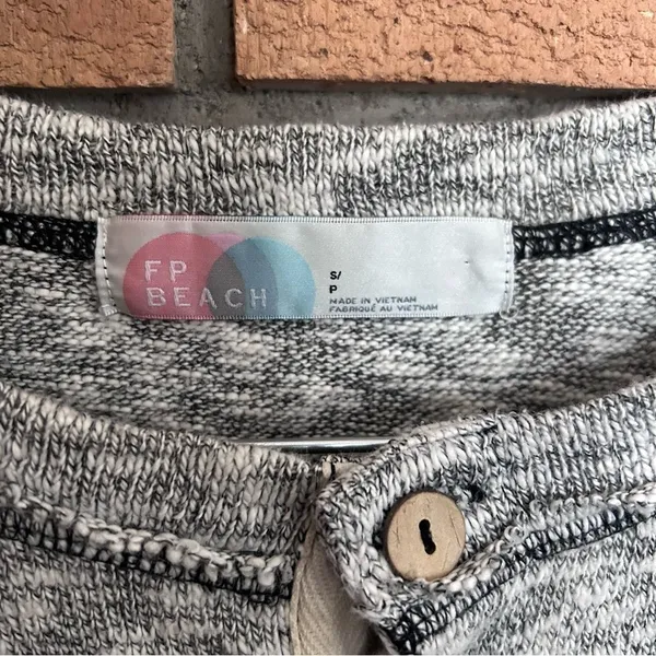 Free People Beach Gray Henley Endless Summer Sleep To Dream Knit Top Size Small - Image 3