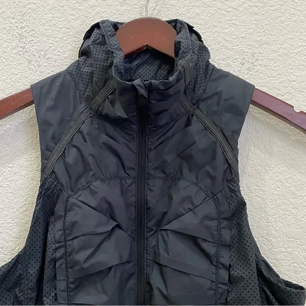 LULULEMON Black Lightweight Pleated Reflective Vest Size 4 - Image 12