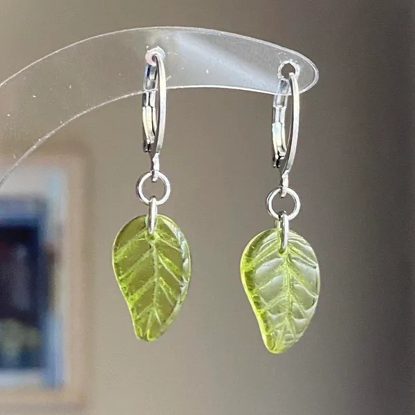 Handmade fairy forest vintage retro aesthetic style simple Czech glass leaf dangle earrings🍃💚 - Image 2