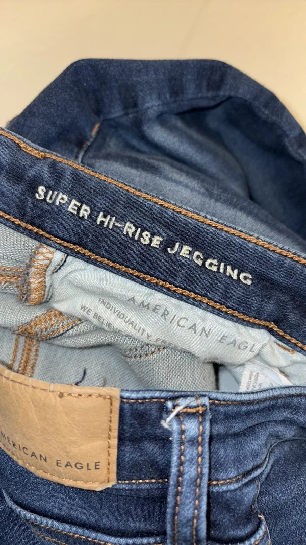 American Eagle jegging jean distressed knees/ankle button/zip pockets Sz 8 short - Image 7