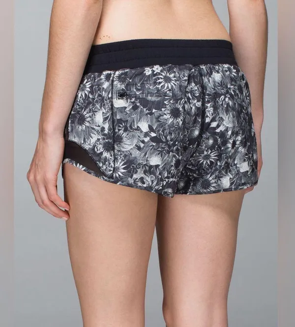 Lululemon Hotty Hot Short Flowabunga Black Angel Wing / Black. Size 8 - Image 2