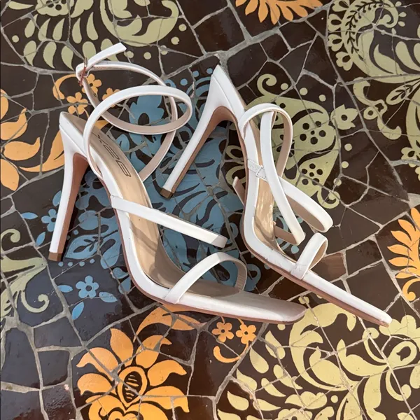 X2B White Strappy Stiletto Sandals Sz: 8 - Image 4