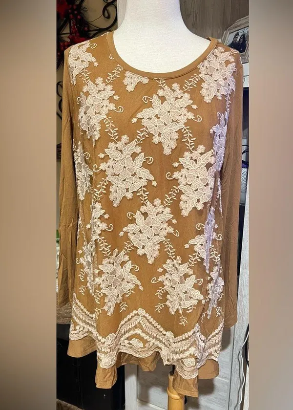 Logo lavish women’s tunic, long sleeve embroidered size small - Image 2